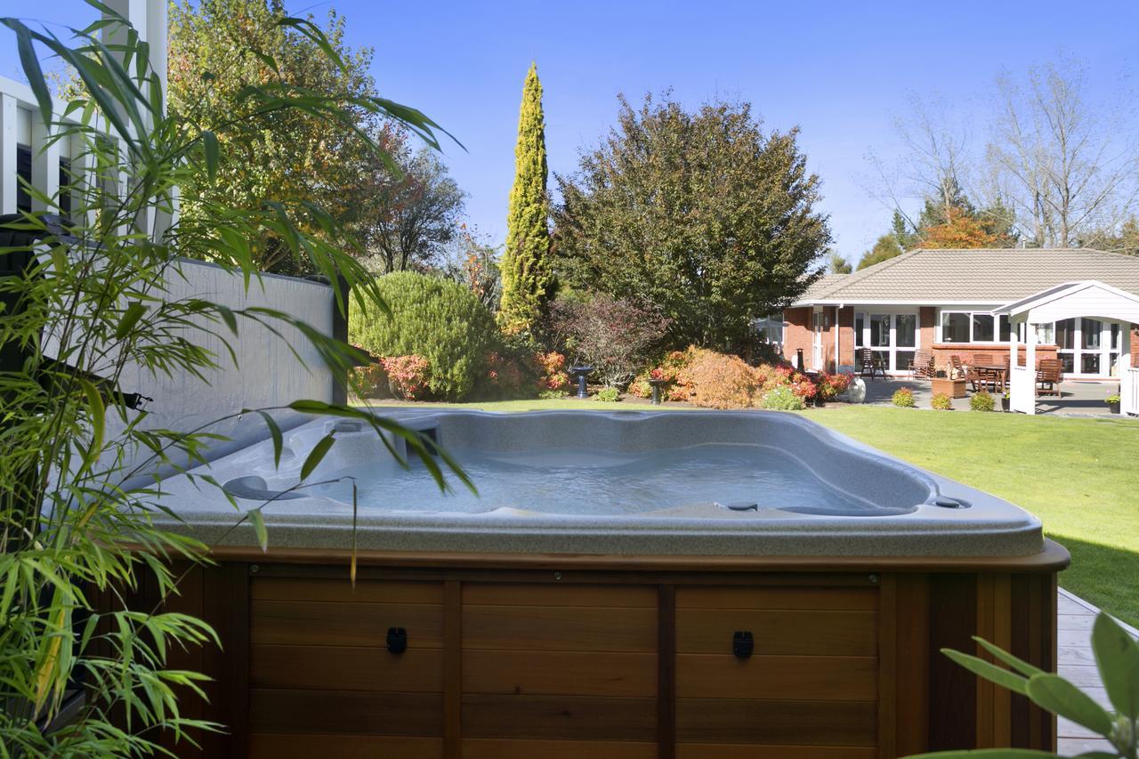 The Retreat Luxury Garden Villa Lago Lago Taupo Esterno foto
