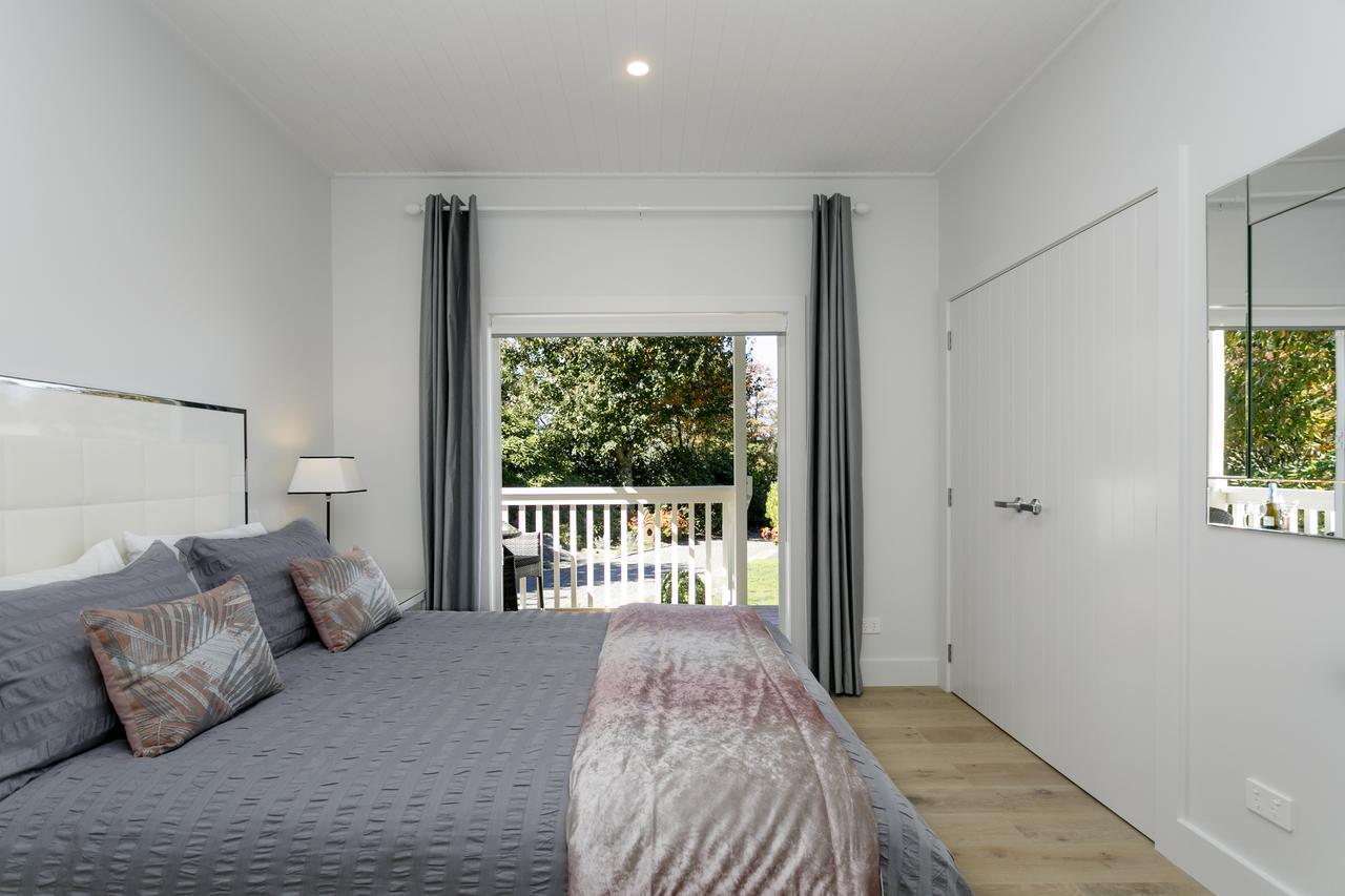 The Retreat Luxury Garden Villa Lago Lago Taupo Esterno foto